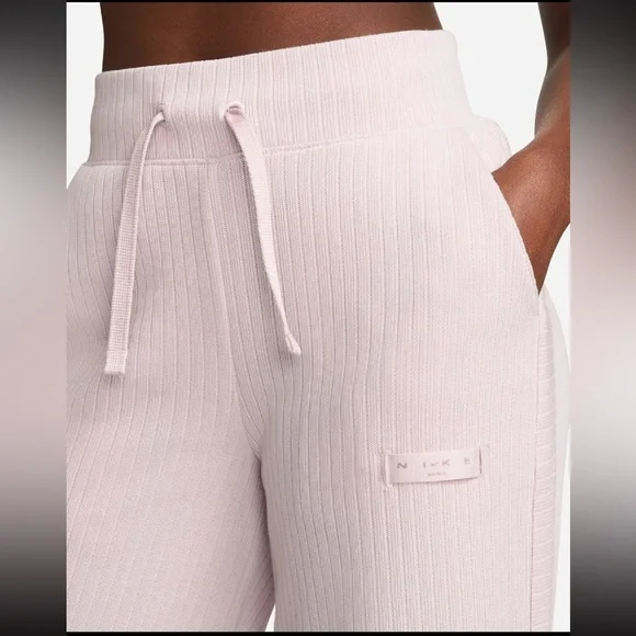 Nike Women's Soft Pink cropped Pants - Picture 2 of 8
